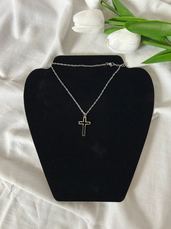 Collier Argenté orné d’une croix inoxydable