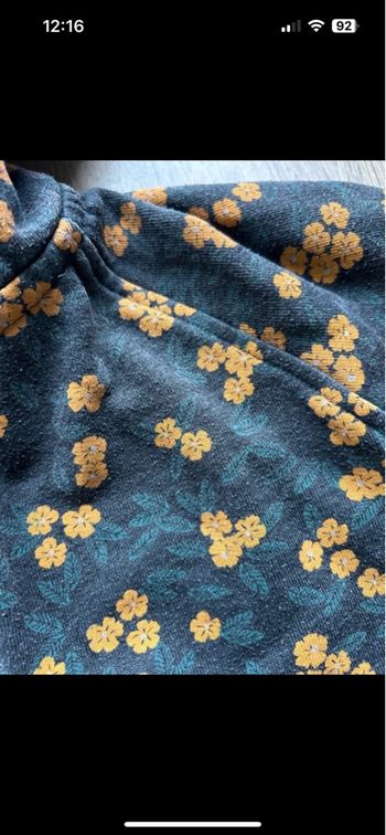 Veste à zip et capuche gris foncé et fleurs jaune 10 ans