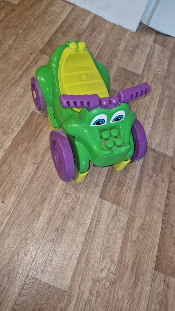 Voiture dinosaure roulante avec lego