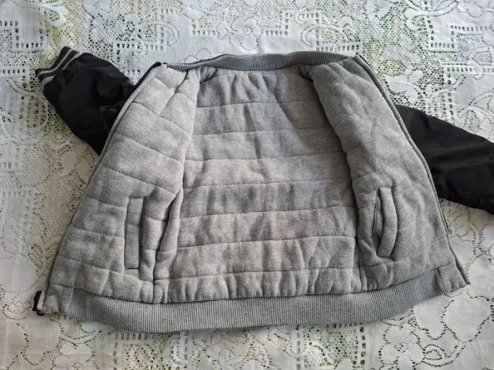 Blouson aviateur noir réversible - classique, chaud, coupe casual, en très bon état, taille 5/6 ans - photo numéro 3