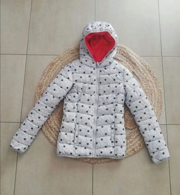 Doudoune à étoiles réversible.