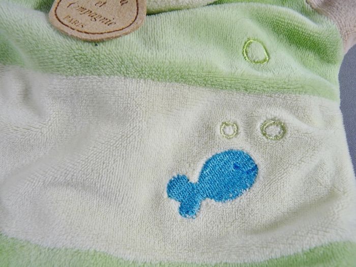 Doudou ours marionnette velours vert jaune poisson Doudou et Compagnie 26 cm - photo numéro 6