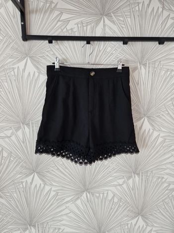 Joli short Shein avec dentelle sur le bas taille 36
