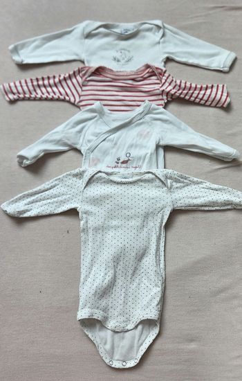 Lot 4 bodies Petit Bateau 1 mois