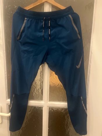Nike pantalon neuf presque jamais utilisé 