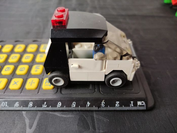 Petite voiture noire et blanche LEGO - photo numéro 6