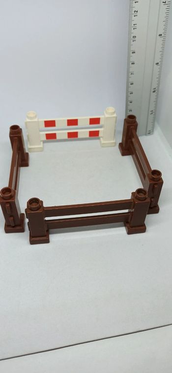3 barrières marron et une barrière blanche et rouge de chantier lego duplo