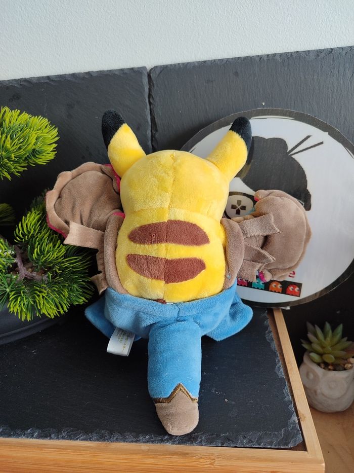 peluche Pikachu déguisé trioxydre 2018 k2117 Jaune Bleu Rose Hydre Pokemon - photo numéro 2