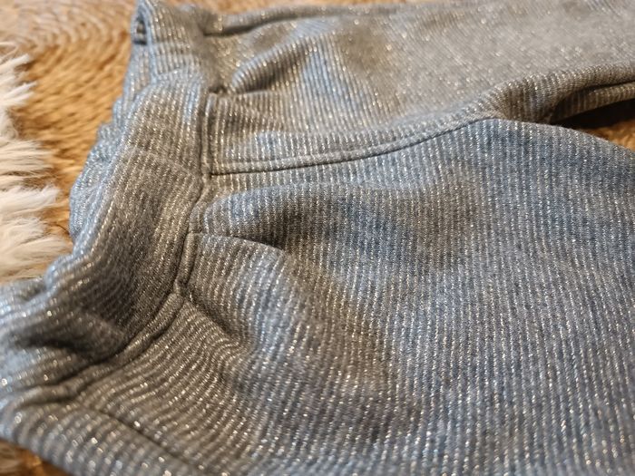 Gilet fille fausse fourrure et pantalon argenté 6 mois - photo numéro 2