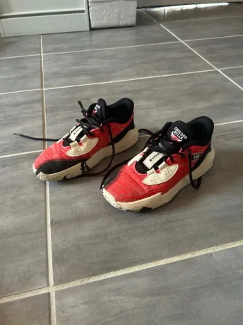 Chaussures de Basket rouge et blanche