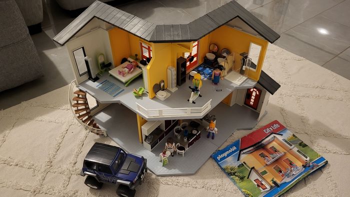 Maison moderne Playmobil et voiture 4X4