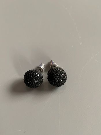 boucles d’oreilles Adopt’ Boules pierres strass noirs  Structure argentée Avec fermoirs