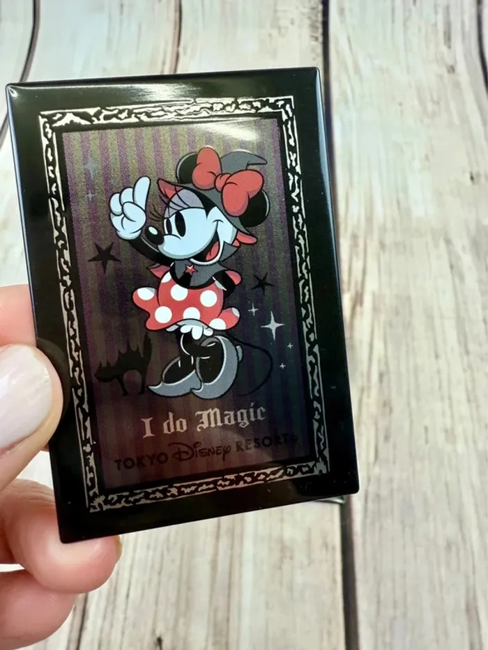 Lot de 2 badges Disney Halloween Mickey & Minnie Vampires Tokyo Disneyland - photo numéro 3