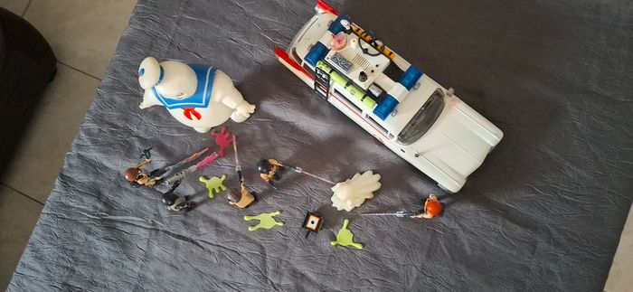 Lot Playmobil "SOS Fantômes" - Voiture Ecto-1, Marshmallow Man, 5 Personnages et Accessoires - photo numéro 3