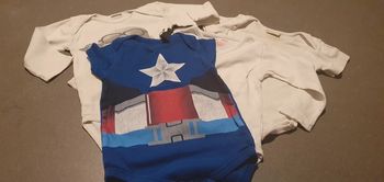 Lot de 4 bodies 12mois