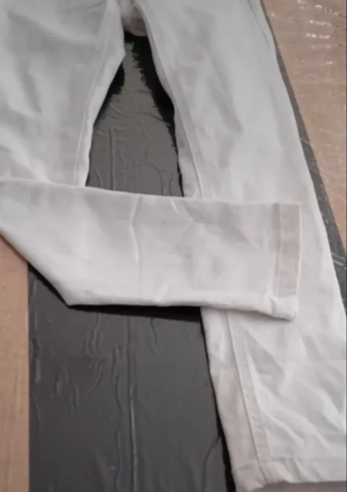 Très joli jean blanc Jennyfer taille 30 en parfait état - photo numéro 3