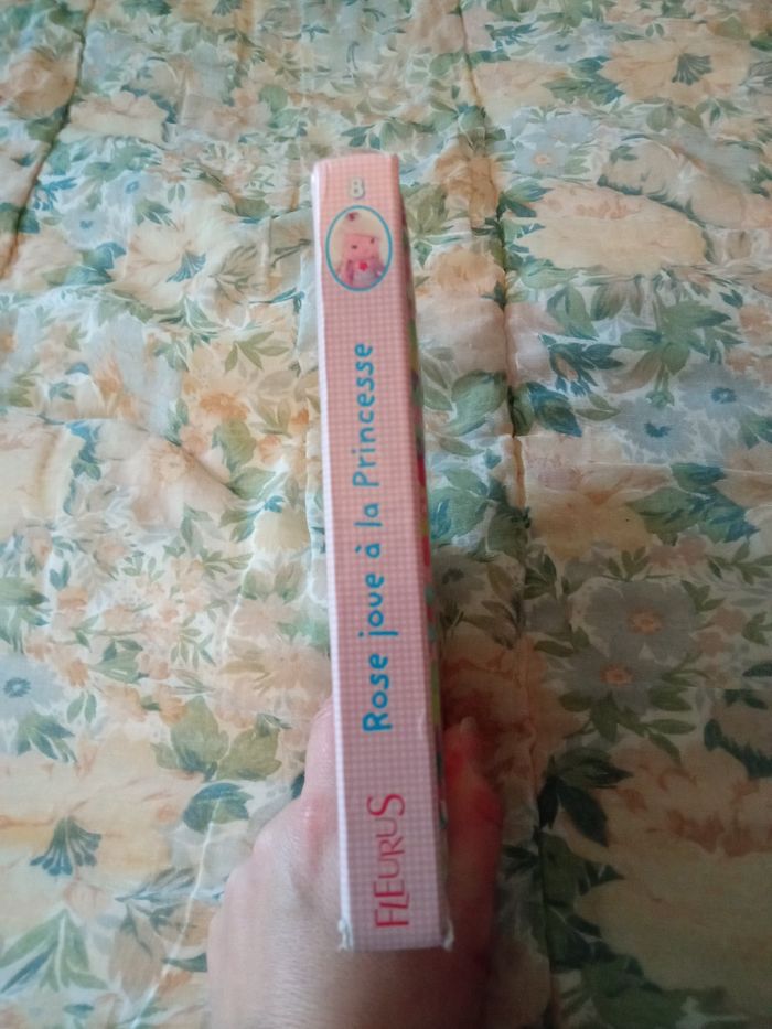 P'tite fille, rose joue à la princesse - photo numéro 3