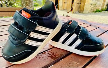 👟 Baskets Adidas bébé taille 21 en très bon état 