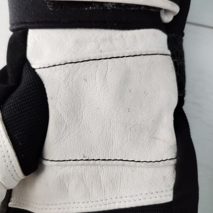 Paire de gants noire et blanche - photo numéro 7
