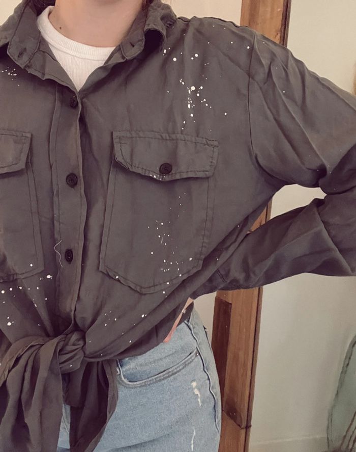 Chemise grise avec tache style peinture taille unique - photo numéro 3