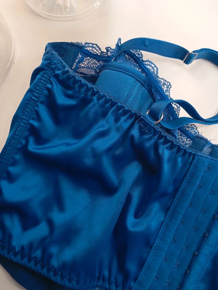 Top en dentelle taille fr:100c. Eur:85c - photo numéro 7