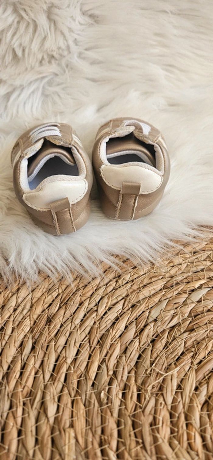 Paire de chaussure bébé doré 19 - photo numéro 3