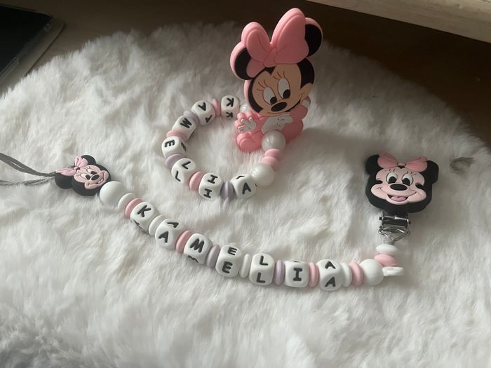 Attache tétine et anneaux de dentition