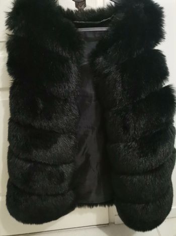 Gilet sans manches fausse fourrure noire – chaud & élégant