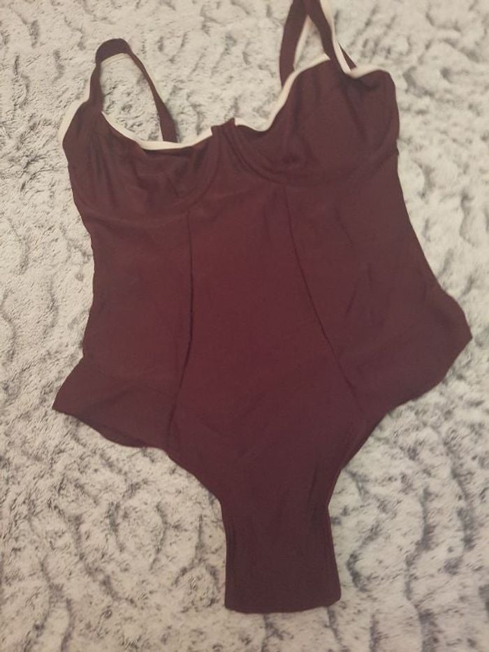 Maillot de bain. 1 pièce. Bordeaux. Blanche porte. Taille 105C