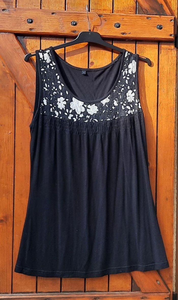 Tunique noire avec dentelle, taille 40