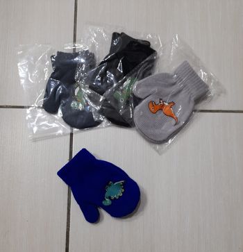 Lot de gants 2-5 ans
3 paires neuves + 1 paire déjà portée