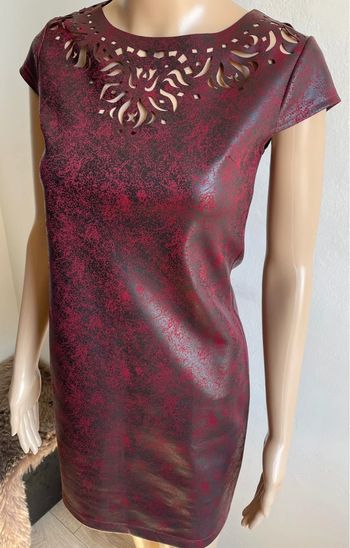 Robe Effet Cuir Bordeaux & Noir - Détails Découpes Élégantes