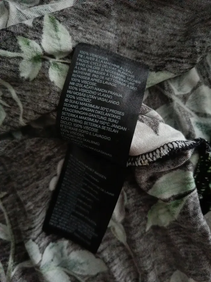 Tee shirt manches longues H&M fleurs blanches fond noir T.M - photo numéro 6
