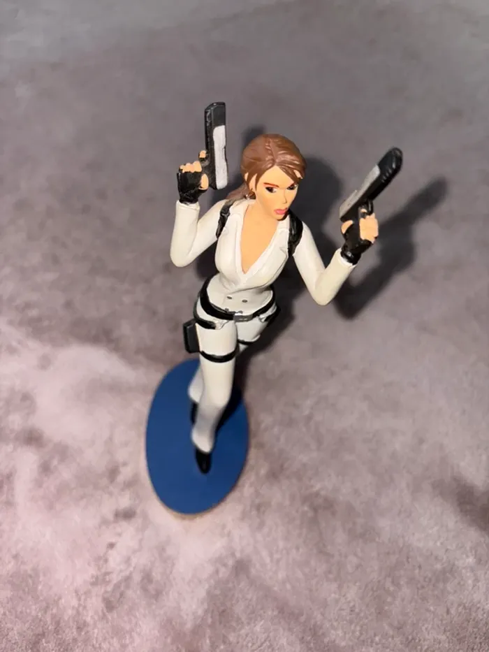 Figurine de collection Tomb Raider Lara Croft en très bon état. - photo numéro 5