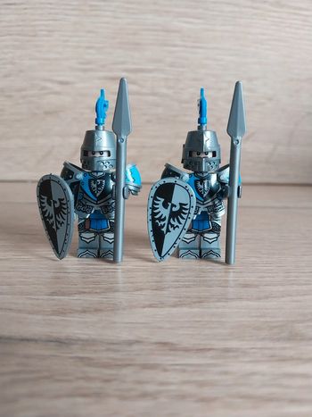 Figurines type lego 2 soldats chevaliers du Faucon noir