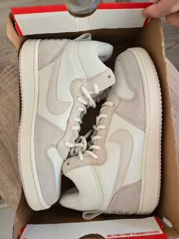 Nike borought mid taille 37,5 neuves beige creme