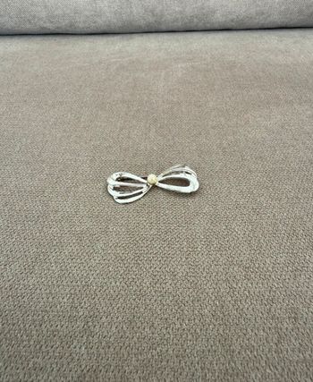 Broche argenté vintage motif noeud avec sa perle