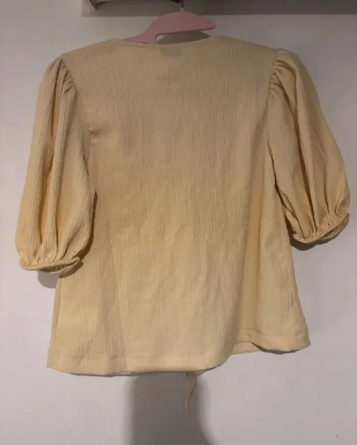 Top court jaune PIMKIE à manches bouffantes – Taille XS – Neuf avec étiquette 💛 - photo numéro 4
