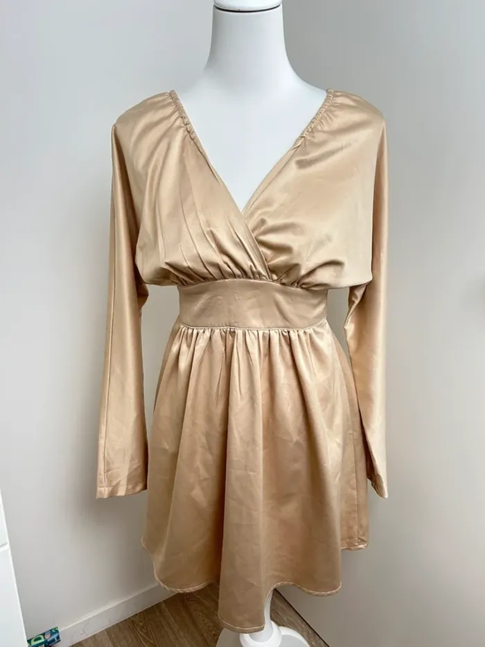 robe courte satinée champagne pretty little thing manches longues décolleté plongeant taille 36