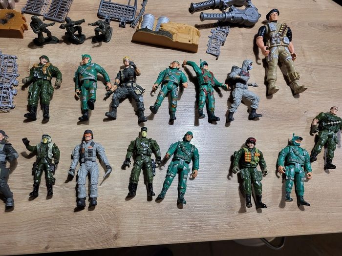 Lot figurines véhicules armes et accessoires militaires - photo numéro 5