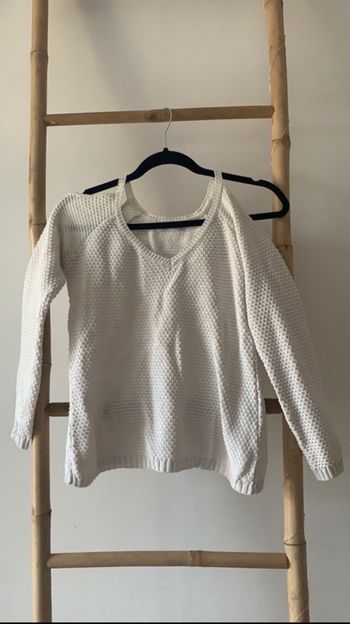 Pull blanc épaules dénudée