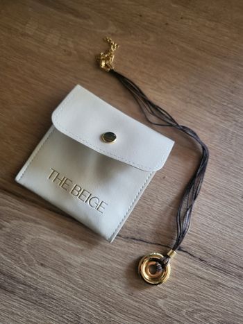 Collier avec pochette