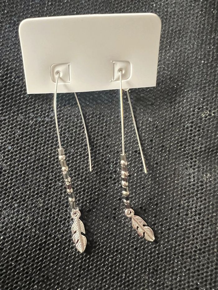 boucles d’oreilles plumes et perles