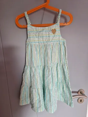 Robe à bretelles.