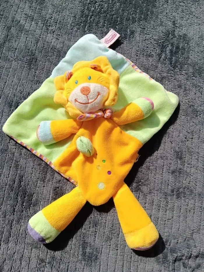 Pommette doudou lion plat carré bleu vert jaune orange feuille bandana