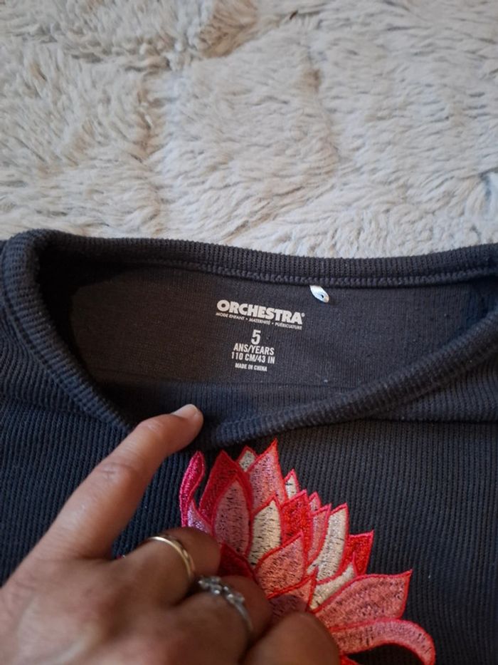 Joli sweat avec broderie et pompons 5 ans 🌺 orchestra 🌺 très bon état - photo numéro 4