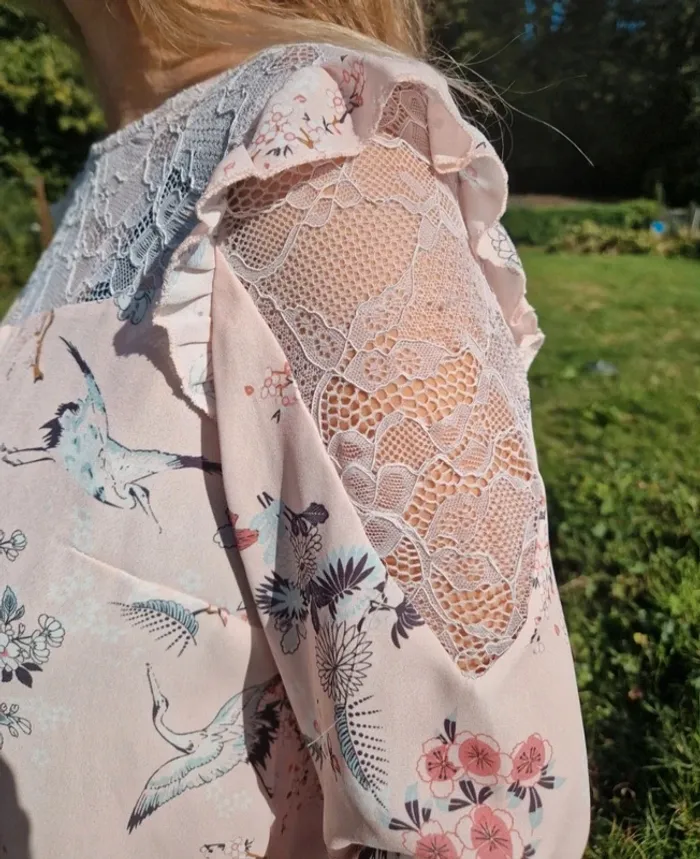 Très belle blouse en dentelle et imprimé floral - Gémo - Taille 38/40 - photo numéro 4