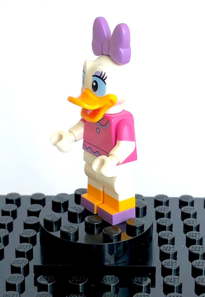 LEGO Disney - Daisy Duck, dark pink top - photo numéro 2