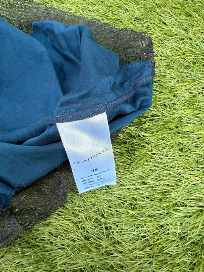 Haut chic satiné bleu nuit et dentelle noire Chattawak taille S 36 - photo numéro 3