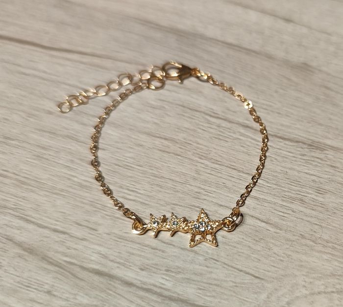 Bracelet doré avec breloque écriture avec zirconiums ajustable